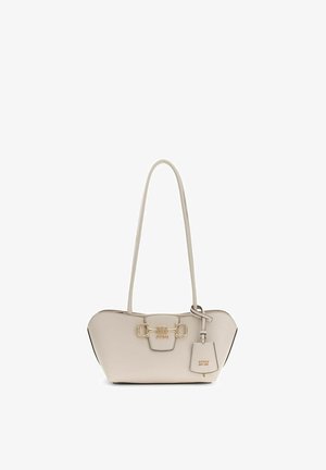 Sac à main beige Guess avec longues anses, détail de boucle ton or et étiquette de marque attachée sur fond blanc.