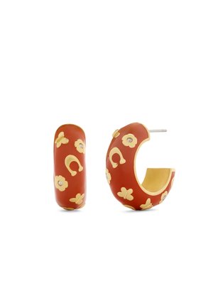 Dikke creolen met oranje emailleer, bloem- en vlinderaccenten in goudkleur en kleine kristallen details.