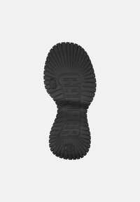 Sole in gomma nera con texture rigata, con marchio "CAMPE" e taglia "38" impressi al centro. Forma piatta e larga con una finitura liscia.