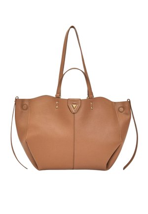 Borsa tote in pelle marrone con due manici lunghi, due manici corti e dettaglio del logo triangolare color oro al centro davanti.