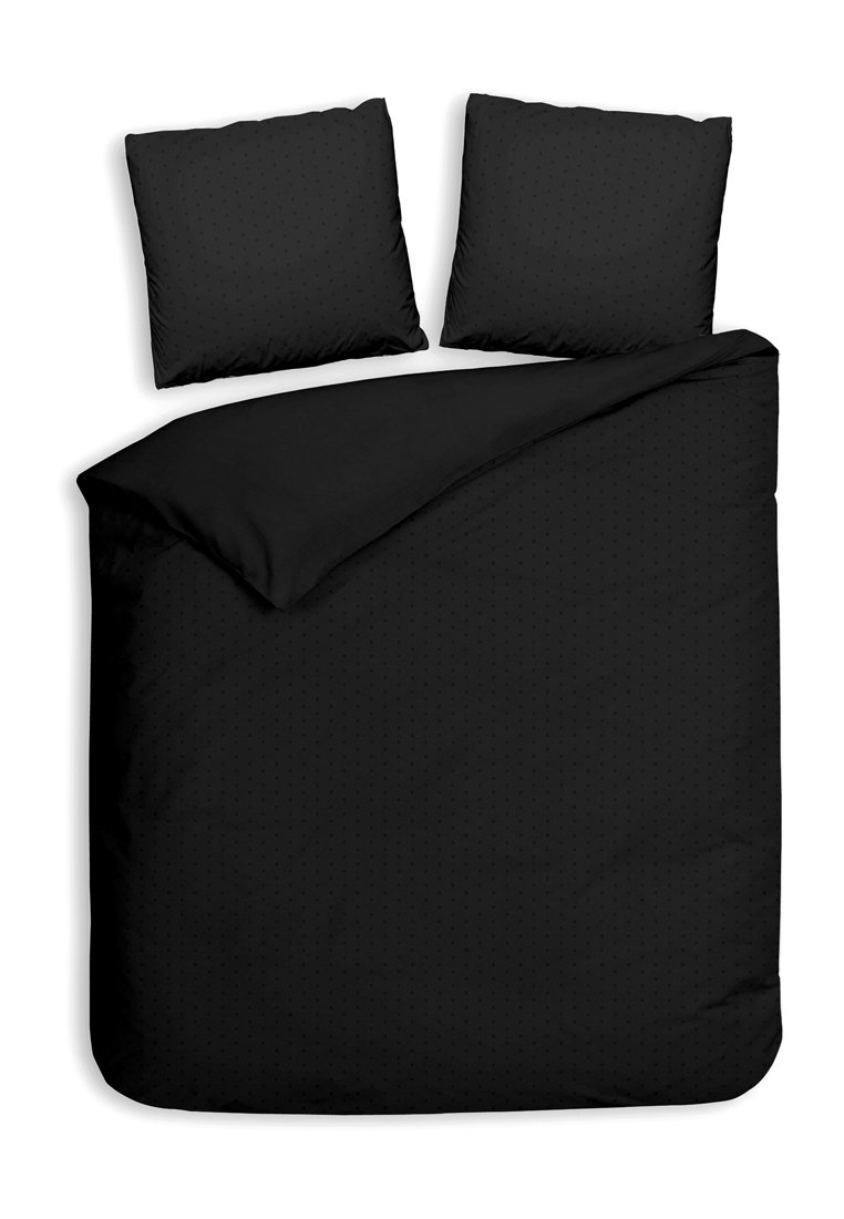 Schwarzes Bettbezug-Set mit gepunkteter Textur, inklusive zwei passenden Kopfkissenbezügen. Glattes Material, rechteckige Form und minimalistisches Design.