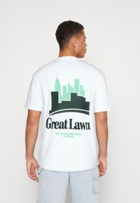 Jack & Jones JORDALSTON GRAPHIC TEE CREW NECK - T-shirts med print - bright white
