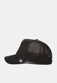 Cappello nero con una parte frontale solida e retro in rete, caratterizzato da una visiera curva e un piccolo logo di lato. Appare resistente e moderno.