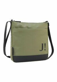 Borsa crossbody verde oliva con un pannello inferiore nero, tracolla regolabile e una tasca frontale con il logo "J!" in nero. Texture liscia.