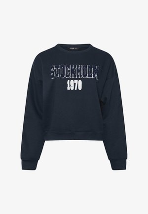 Sudadera de color navy con mangas largas, diseño cortado, escote redondo, y print blanco "STOCKHOLM 1978" en la parte frontal. Textura de tejido suave.