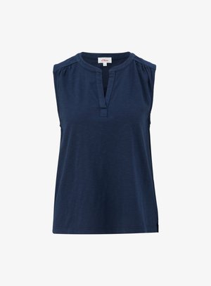 Granatowy top bez rękawów o luźnym kroju, z dekoltem w kształcie łezki oraz delikatnymi fałdami na ramionach. Gładka tekstura, casualowy styl.
