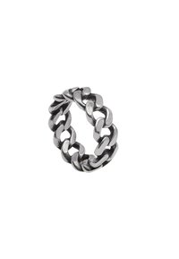 Anello in argento con maglie a catena che presenta una superficie testurizzata e un design ad incastro. Ogni maglia ha un bordo arrotondato per un fit impeccabile.