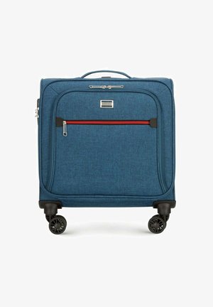 Valigia di tessuto blu con una tasca anteriore con zipper rossa, quattro ruote nere e un'impugnatura resistente sulla parte superiore.