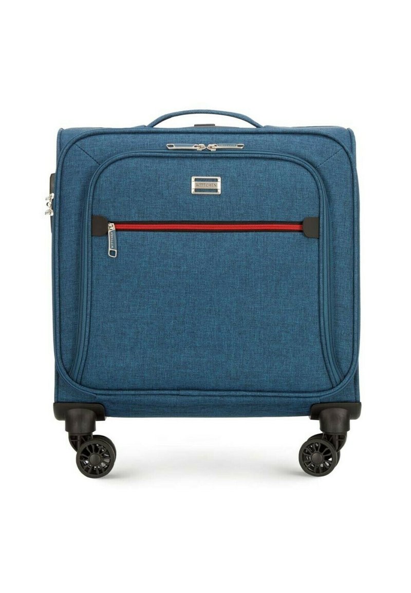 Valise en tissu bleu avec une poche zippée à l'avant accentuée par une fermeture éclair rouge, quatre roues noires et une poignée durable sur le dessus.