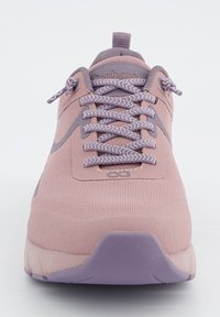 Helle rosa Sportschuh mit strukturiertem Obermaterial, lila Akzenten und flachen Schnürsenkeln. Besitzt eine runde Zehenpartie und eine gepolsterte Sohle für zusätzlichen Komfort.