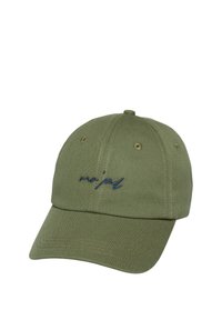 Olijfgroene katoenen baseballpet met blauwe geborduurde tekst en zes ventilatiegaatjes op de kroon. Gebogen klep.