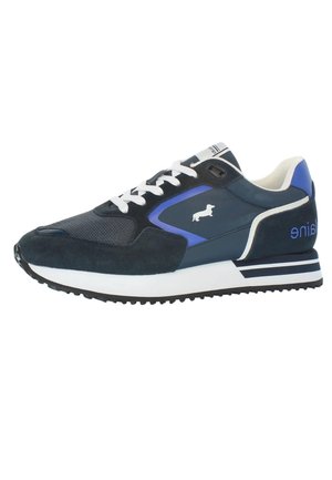 Sneaker blu navy realizzata in materiali in rete e suede, con lacci bianchi e suola in gomma. Include un logo e accenti viola a contrasto.