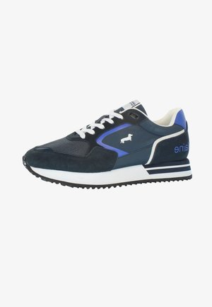Sneaker blu navy realizzata in materiali in rete e suede, con lacci bianchi e suola in gomma. Include un logo e accenti viola a contrasto.