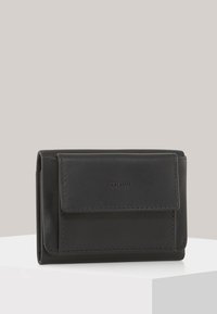 Billetera de cuero negra con solapa plegable, logo sutil en la parte frontal, forma rectangular elegante y bordes cosidos. Diseño compacto para tarjetas.
