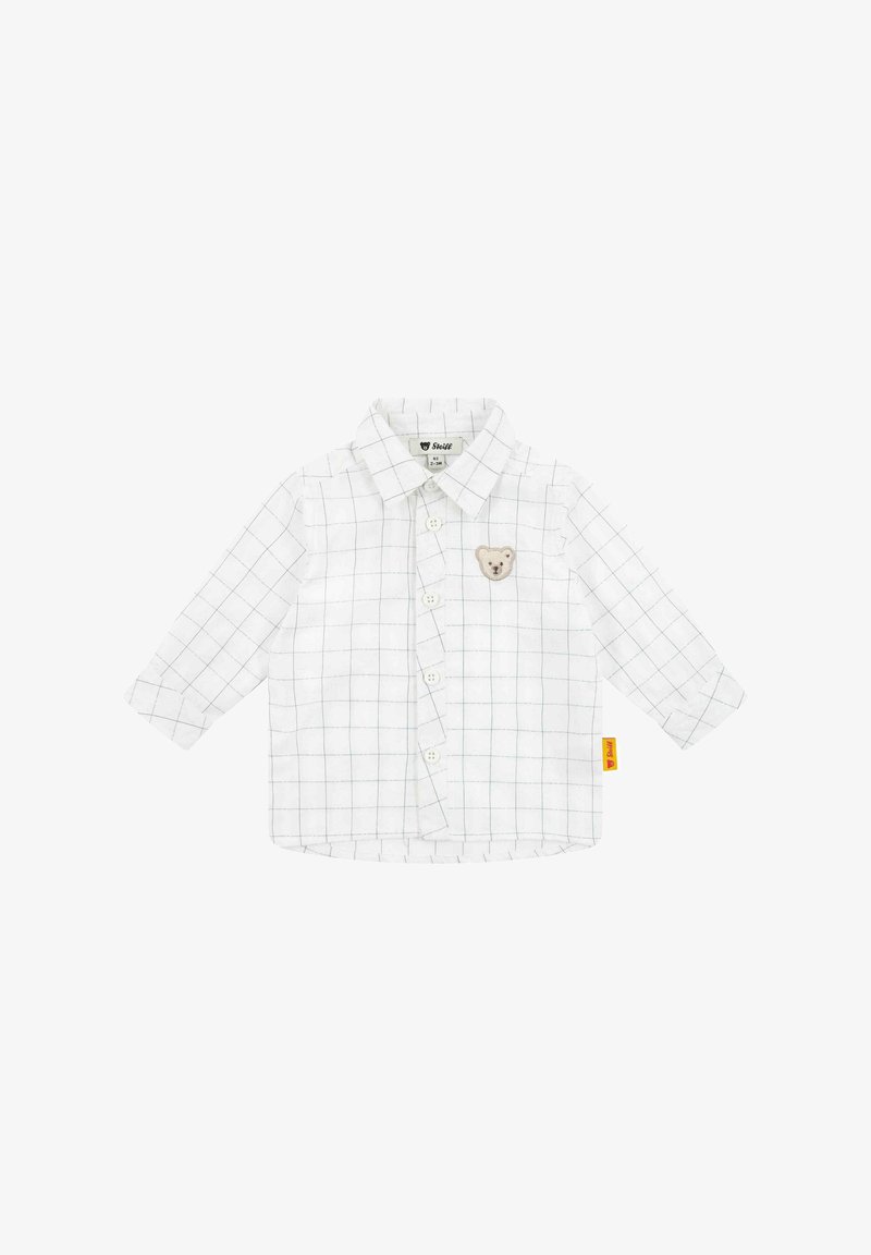 Witte overhemd met lange mouwen en groen ruitpatroon, met een berenpatch op de linkerborst en knoopsluiting aan de voorkant.