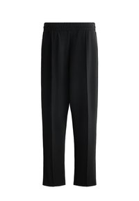 Čierne tepláky s hladkou textúrou, elastickým pásom a rovnými nohavicami. Žiadne viditeľné vzory ani kovové detaily.