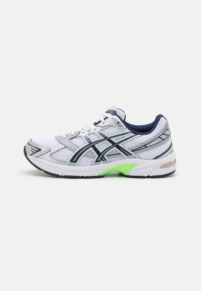 Chaussure de course blanche et grise avec des accents bleu marine, tige en mesh, détail vert sur la semelle et lacets, présentée en profil droit sur fond uni.