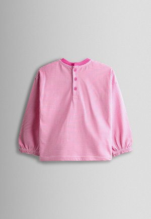 Roosa triiksärk valgete triipudega, ümmarguse kaelusega ja nööbiga detail seljal. Hõlmab elastseid varrukakotte kogutud ilme jaoks.