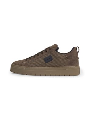 Bruine lage sneaker met gestructureerde stof, suède accenten, vetersluiting, dikke beige zool en een zwarte merkpatch aan de zijkant.