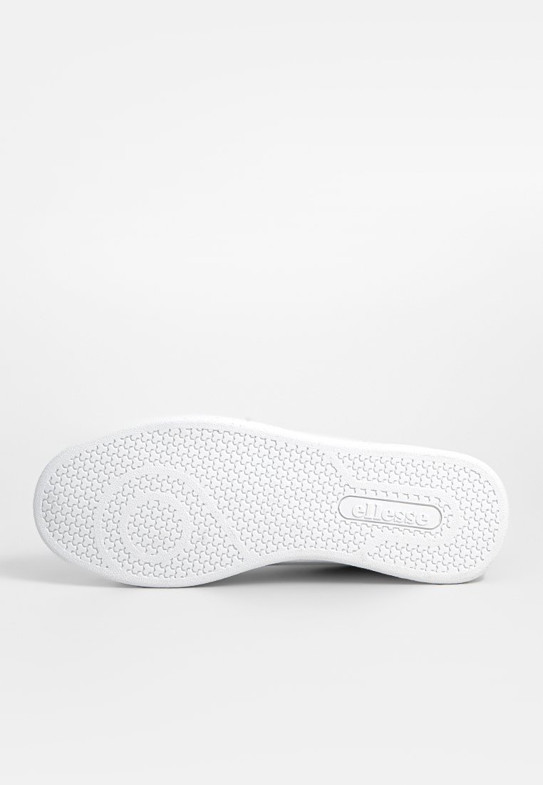 Weißer Sneaker mit strukturierter Sohle, abgerundeten Formen und eingeprägtem Logo. Sauberes, minimalistisches Design ohne sichtbare Abnutzung.