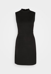 Robe noire sans manches avec un col montant, ornée de détails dorés à la taille. Coupe ajustée, texture lisse, et longueur au genou.