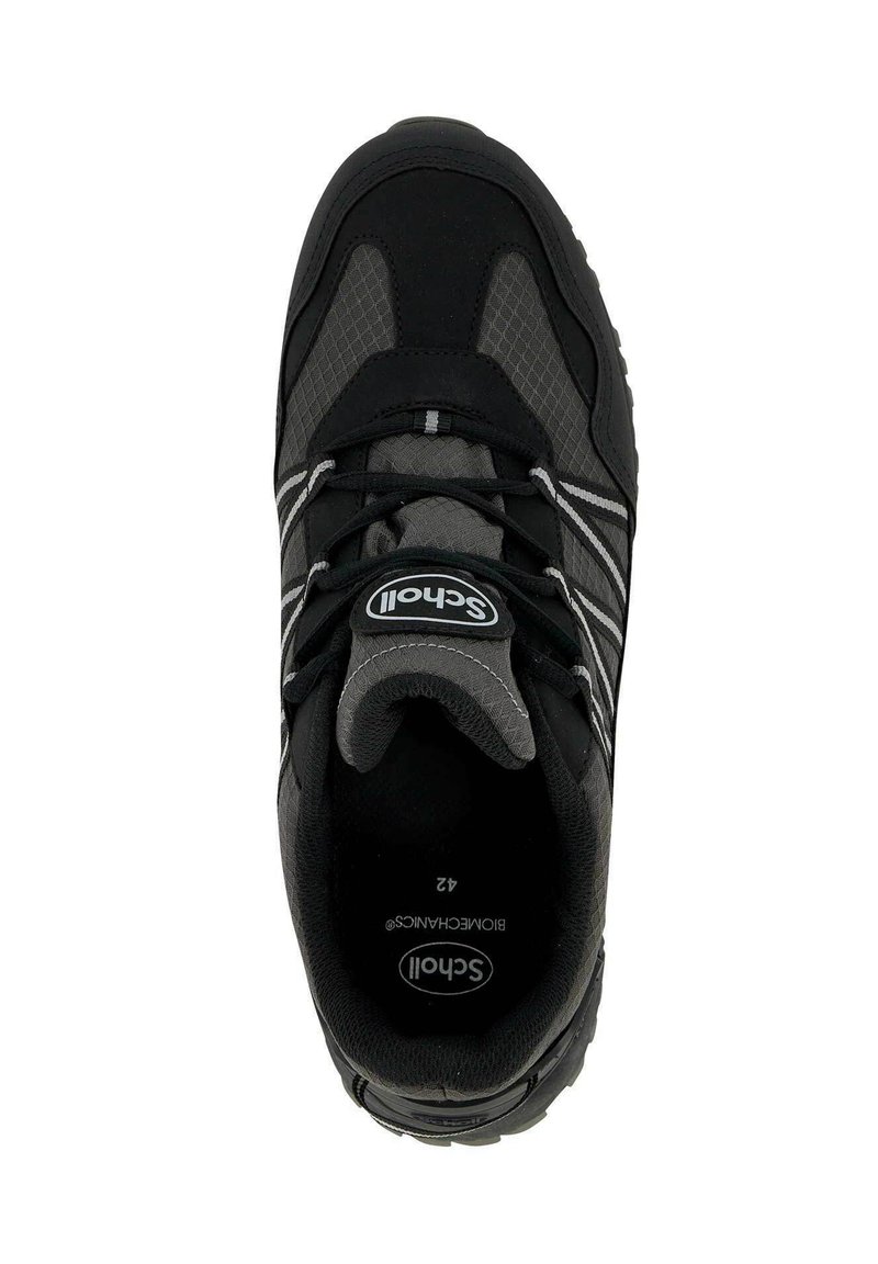 Scarpa sportiva nera con tomaia testurizzata, caratterizzata da accenti grigi e strisce bianche a contrasto. Design con lacci e colletto imbottito.