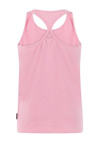 Débardeur rose sans manches avec un dos nageur, fabriqué en tissu doux et lisse. Il présente une coupe simple sans motifs ni accents supplémentaires.