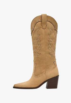 Beiger Wildleder-Cowboystiefel mit spitzer Zehenpartie, dekorativer Naht und seitlichen Akzenten. Verfügt über einen leicht erhöhten Holzabsatz.