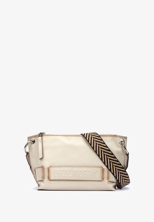 Beige leren schoudertas met een gestructureerde gestreepte schouderband, voorzien van een debossed logo en ritssluiting. Strakke rechthoekige vorm.