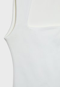 Witte stof top met een gladde textuur, met een vierkante halslijn en brede schouderbanden. Minimalistisch ontwerp, één kleur zonder patronen.