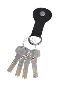 Vier silberne Schlüssel mit gemusterten Kanten an einem Metall-Schlüsselring, der an einem schwarzen Leder-Schlüsselfob mit Metall-Druckknopf befestigt ist.