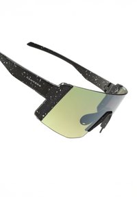 Juodos akiniai nuo saulės su taškuotu raštu, dideli žali gradientiniai lęšiai ir reguliuojamos šoninės dalys, užtikrinančios tvirtą prigludimą. Sukurti veikimui.