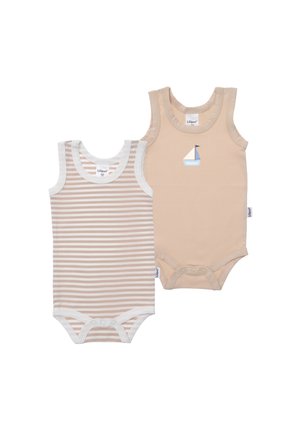 Zwei Babystrampler: einer gestreift in Hellrosa und Weiß, der andere einfarbig hellbeige mit einem Segelboot-Design. Beide haben weiße Einfassungen und Druckknopfverschlüsse.