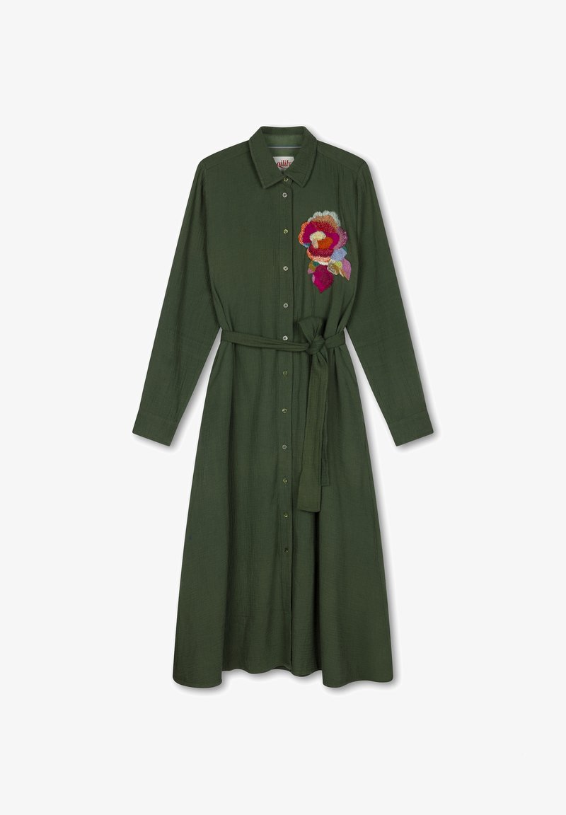 Donkergroen shirtjurk met een kraag, lange mouwen, knopen aan de voorkant en een strik in de taille, met kleurrijke bloemenbroderie aan de linkerkant.