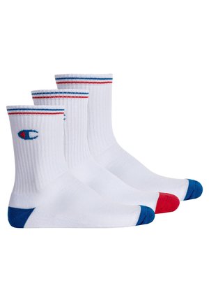 Weiße Baumwollsocken mit gerippter Textur, die oben mit blauen und roten Streifen sowie kontrastierenden Zehenakzenten in Blau, Rot und Blau versehen sind. Drei Paar.