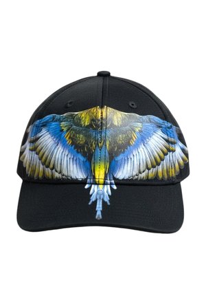 Cappellino da baseball nero con un uccello colorato dalle ali spiegate in blu, giallo e bianco sul pannello frontale.