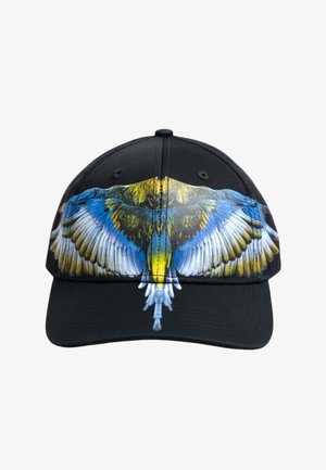 Musta baseball-lippis, jossa etupaneelissa värikäs lintu sinisin, keltaisin ja valkoisin siivin ojennettuina.