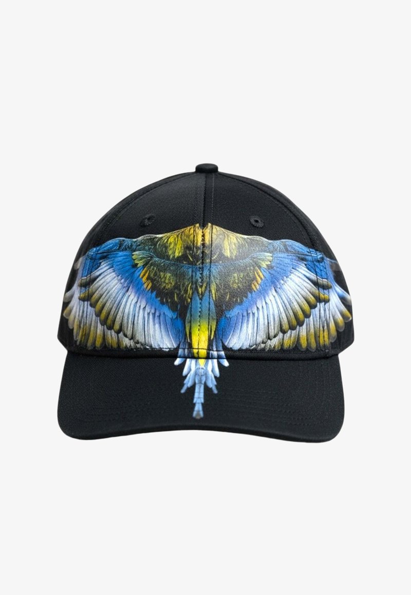 Sort baseballkasket med en farverig fugl med udfoldede vinger i blå, gul og hvid på frontpanelet.