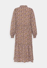 Robe midi à manches longues avec col montant et jupe froncée, présentant un petit motif floral multicolore en marron, violet et blanc.