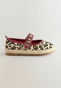 Espadryle w leopardzi wzór z burgundowym paskiem, górna część z płótna, teksturowana podeszwa jutowa, płaski design oraz złoty akcent na pięcie.