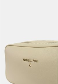 Borsa in pelle beige chiaro con forma rettangolare, caratterizzata da logo del marchio impresso in oro e dettagli di cucitura discreti lungo i bordi.