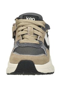 Beige en grijze sportschoenen van mesh en suede, met een gepatternde bovenkant, gestructureerde veters en een zwarte rubberen zool.