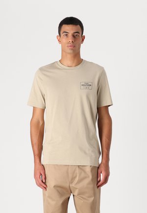 Tommy Hilfiger MONOTYPE LABEL TEE - T-shirt basique - sandalwood