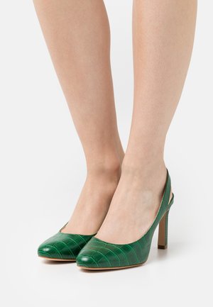 Zielone skórzane buty na obcasie z teksturą krokodyla, zaokrąglony czubek i fason z odkrytą piętą. Obcas w stylu stiletto dodaje wysokości.