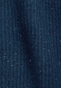 Blau strukturiertes Gewebe mit einem gerippten Muster, das leichte Schattierungsvariationen und kleine Sprenkel aufweist.