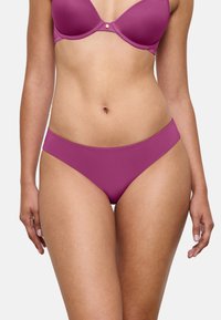 Lilla bikiniunderbukser i glat, elastisk stof. Højt skåret design med lav talje og ingen synlige sømme.