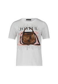 Hvid bomulds t-shirt med et brunt taske-grafik, hvor ordet "GLAD" står over det, pyntet med spredte sorte prikker og en pink baggrund.