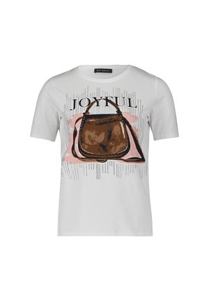 Biała bawełniana koszulka z graficzną ilustracją brązowej torby z napisem "RADOSNY" powyżej, uzupełniona rozrzuconymi czarnymi kropkami na różowym tle.