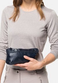 Bolsa plegable ligera de color azul marino con textura brillante y un logo. Diseño estructurado con una cremallera y un cordón para facilitar el transporte.