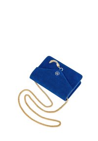 Clutch in suede blu con un design a pattina angolare, caratterizzato da una tracolla in catena dorata e dettagli con frange. Logo impresso sulla parte anteriore.